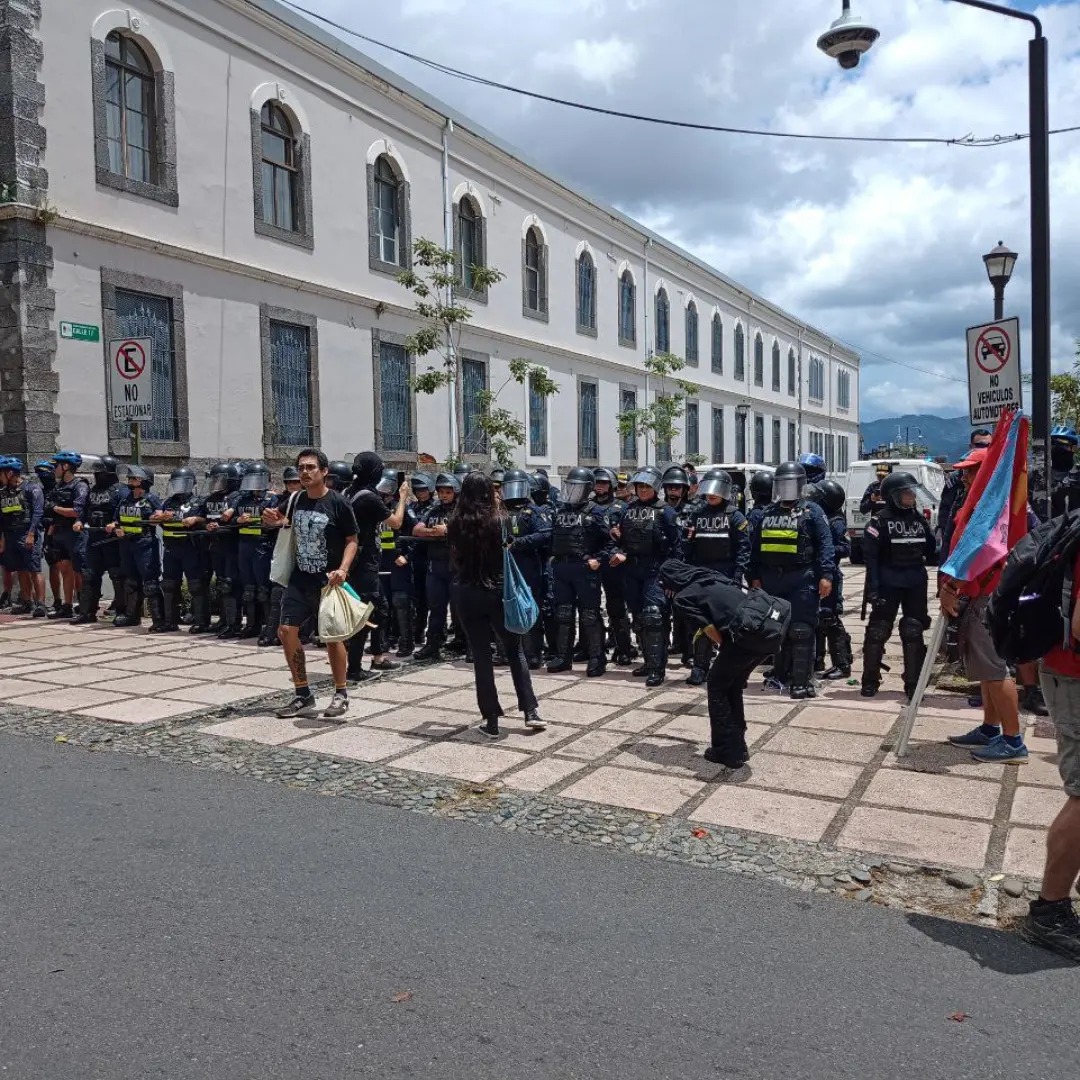 COSTA RICA. Entrevista. Represión policial contra manifestantes mientras protestaban contra la violencia policial.(audio)